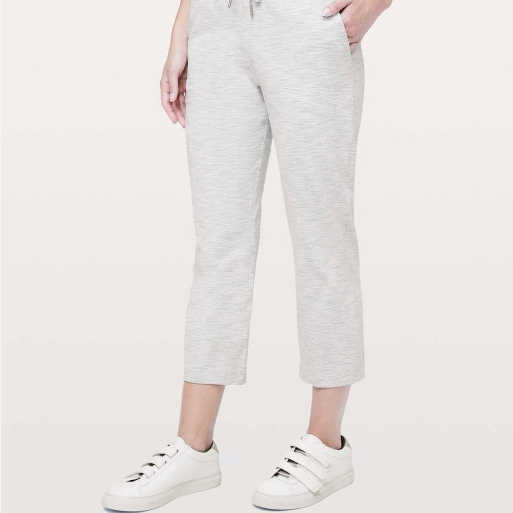Lululemon cropped joggers in white/light gray
